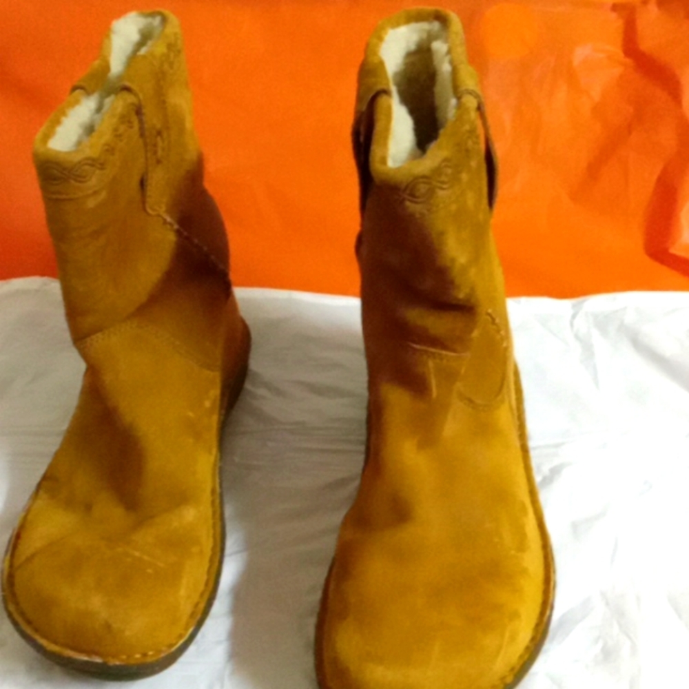 Ladies Ugg Boot Size 9 - image 1